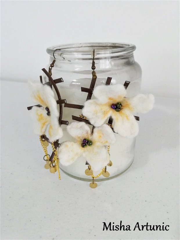 Cercei cu flori de corcodus impaslite