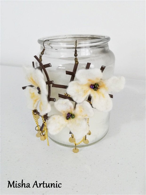Cercei cu flori de corcodus impaslite