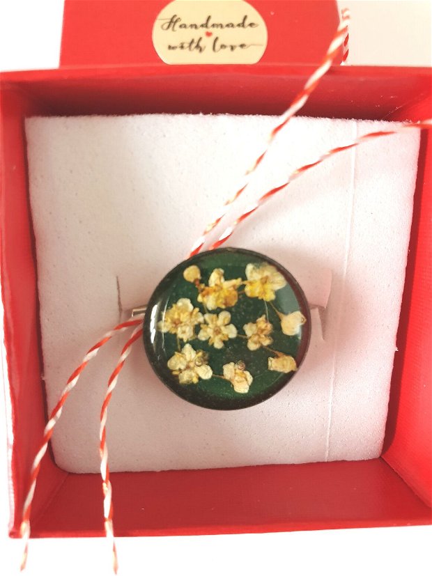 Martisor - brosa cu flori presate in rasina(35)