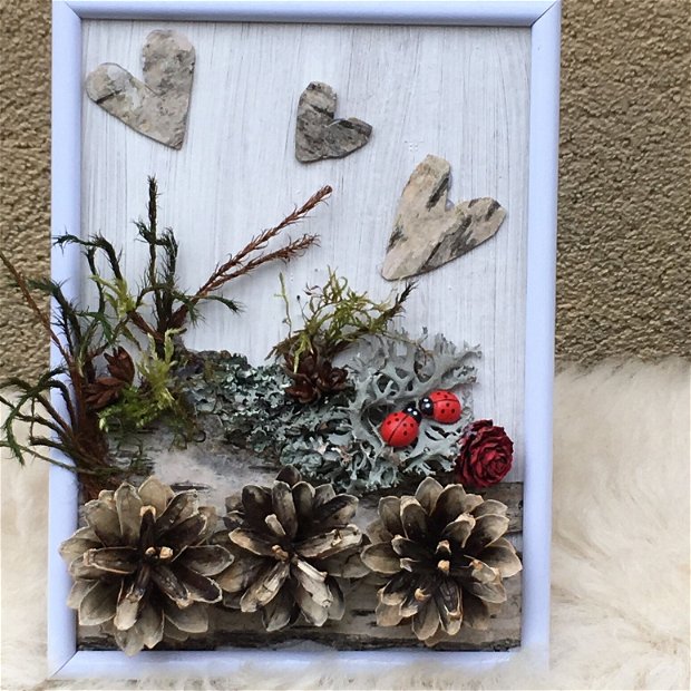 Love is in the air-doua buburuze-tablou cu scoarta mesteacan, muschi, plante uscate, flori uscate