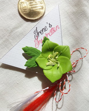 Broșă mărțișor cu floare de spânz verde