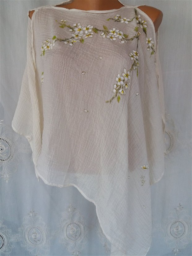 Bluză în colț din borangic pictată cu flori de corcodus