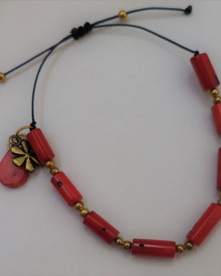 Bratara handmade din coral si margelute metalice aurii