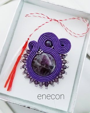 Brosa-mărțișor soutache mov cu ametist