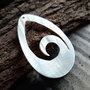 Pandantiv sidef ''val'' 60x40x4mm  GSLAK 707