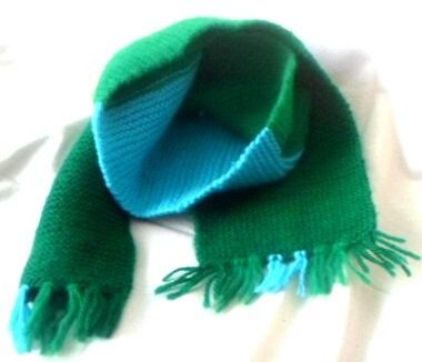 Fular tricotat albastru cu nuante de verde