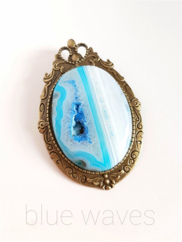 Broșă/pandantiv mare cu agat alb/bleu, cluster cristale