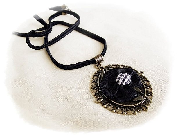 medalion cu floare neagra inramata