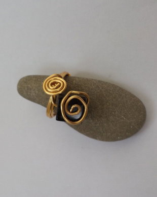 Inel handmade din sarma cupru placata cu aur si margea de sticla neagra cehia - gold& black