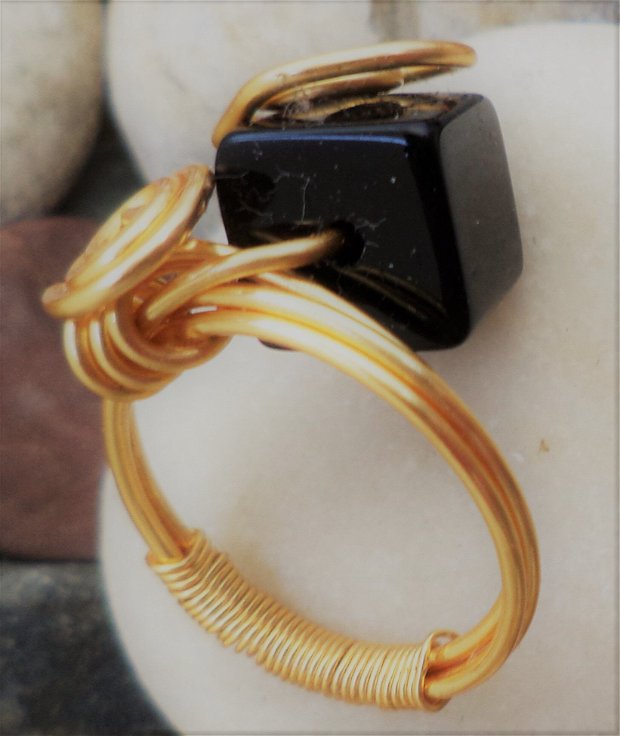 Inel handmade din sarma cupru placata cu aur si margea de sticla neagra cehia - gold& black
