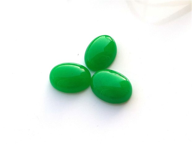 Cabochon green jad