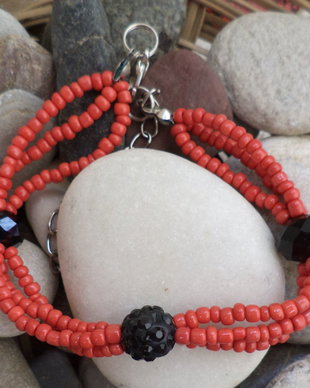 Bratara handmade din margele de nisip corai,ringstone si cristale fatetate negre