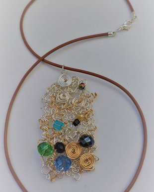 Colier handmade cu pandantiv din sarma cu cristale tip swarovski