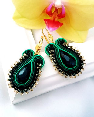 Cercei soutache verzi cu cristale