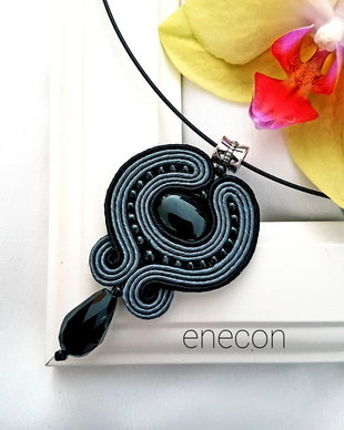 Pandantiv soutache cenușiu cu onix si cristal