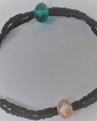 Bratara handmade din margele de nisip negre si cristale fatetate colorate