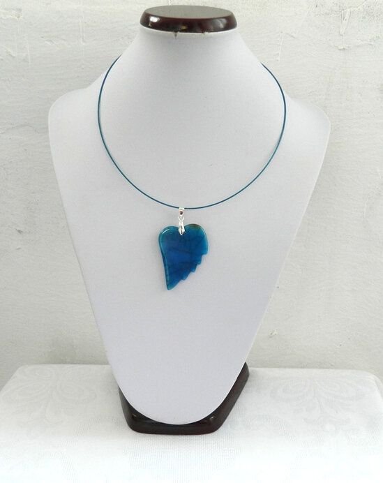 Colier cu pandantiv aripă în formă de inimă din agat dragon veins bleu ciel "Zbor albastru"