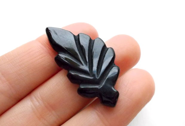 Cabochon agat negru sculptat sub forma de frunza