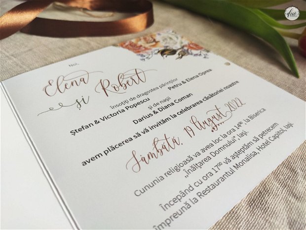 Invitatie nunta cu aranjament floral si panglica eleganta maro