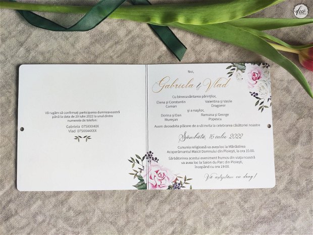 Invitatie nunta cu aranjament floral, cadru auriu si panglica satin sau organza