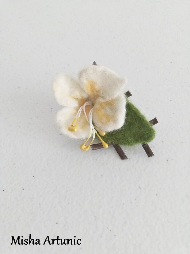 Brosa cu floare corcodus impaslita