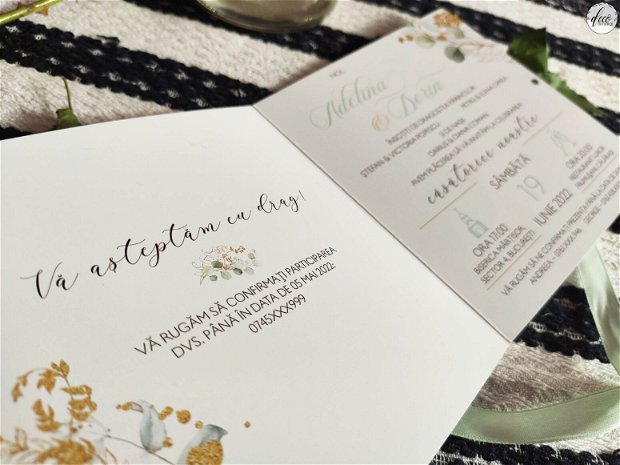 Invitatie nunta cu aranjament auriu si verde/albastru deschis si panglica eleganta