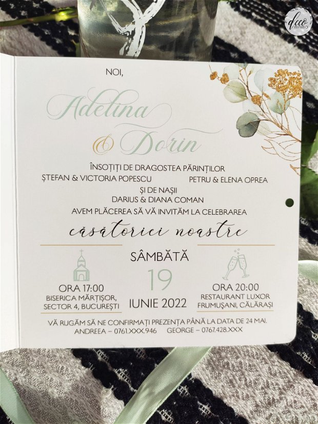 Invitatie nunta cu aranjament auriu si verde/albastru deschis si panglica eleganta