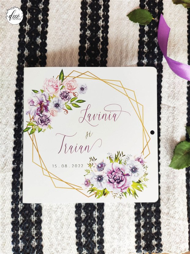 Invitatie nunta cu aranjament floral si panglica eleganta violet