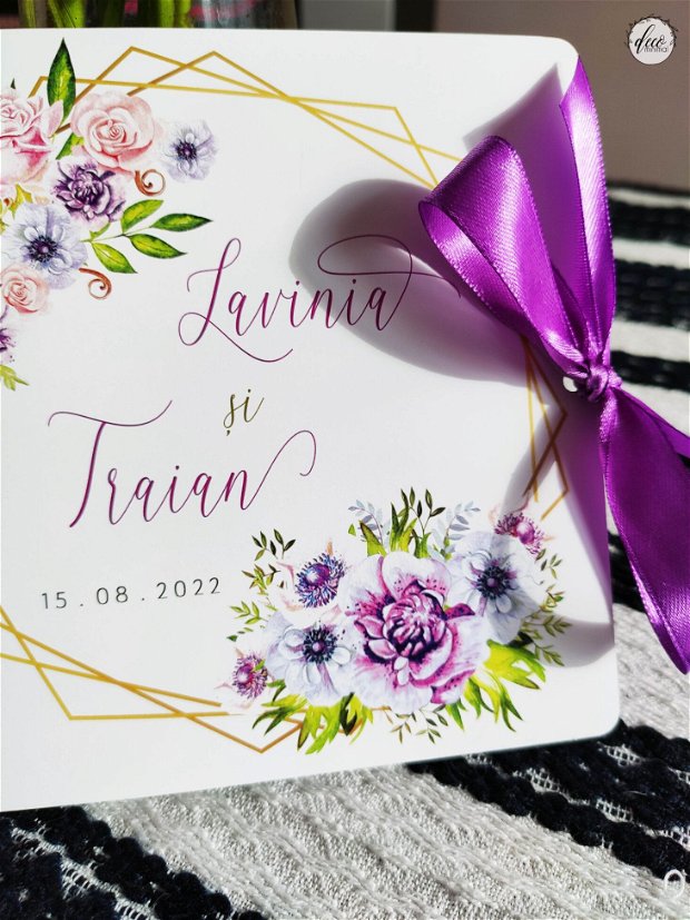 Invitatie nunta cu aranjament floral si panglica eleganta violet