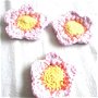 Brosa floare cu petale roze movalii deschise si mijloc galben cu portocaliu