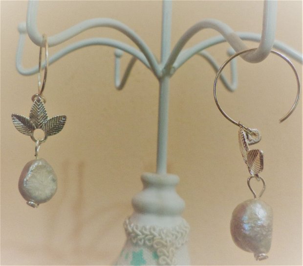 Cercei handmade din sarma de cupru si perle de cultura - silver leaf