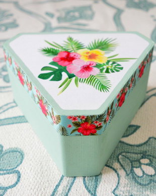 Cutie din lemn decorata exotic