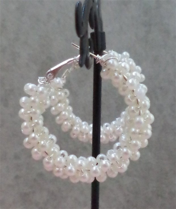 Cercei handmade cu perle acrilice