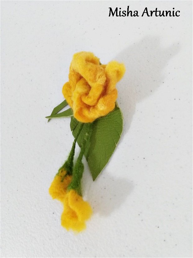 Brosa cu trandafir galben impaslit