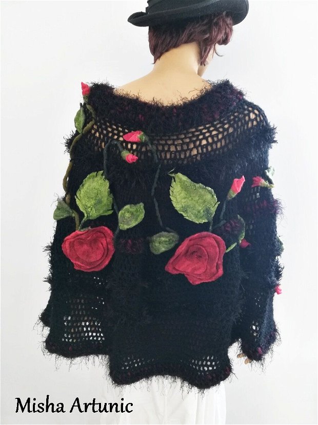 REZERVAT - Poncho crosetat cu trandafiri rosii impasliti