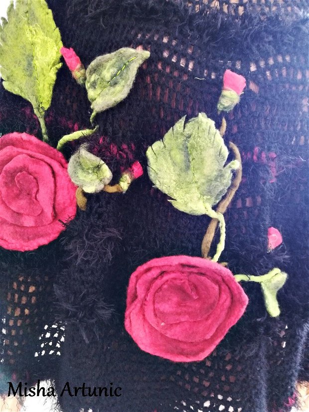 REZERVAT - Poncho crosetat cu trandafiri rosii impasliti