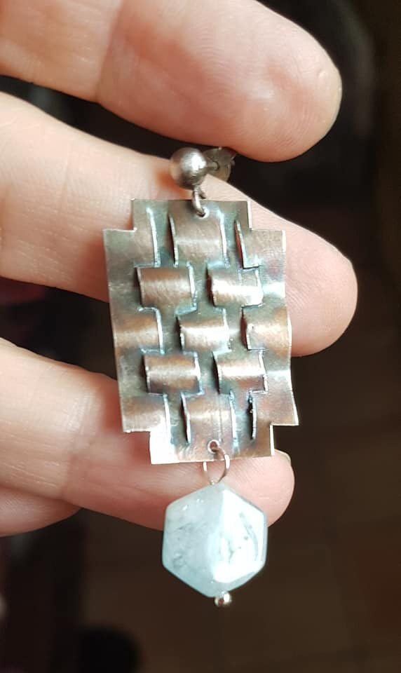 cercei unicat din argint fin, antichizat, cu model geometric si cristale de acvamarin