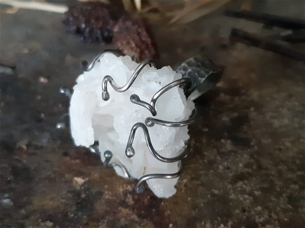 Inel supradimensionat din argint 925 cu textura de ciocan si piatra bruta de calcit