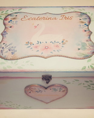 Cufar / Cutie trusou botez fetita, tema lebada, 30*20*18 cm sau 40*30*20 cm