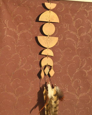 Decoratiune din ceramica si pene