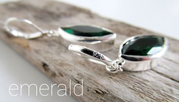 Cercei argintați cu cristale verzi/smarald