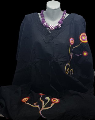 Bluza neagră,  vaporoasă.