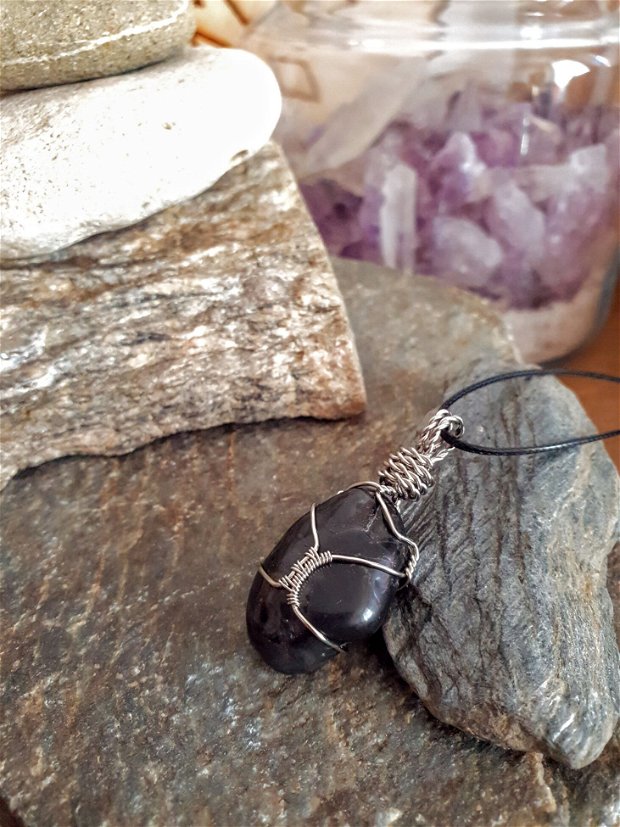 Onix negru - Pandantiv "Spiral of Life" cu piatră brută rulată de Onix negru. Unicat. Pandantiv handmade. Pandantiv din inox. Pandantiv ideal pentru împământare, protecție și echilibrare.