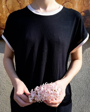 Tricou din  jerseu subțire negru cu tiv nefinisat