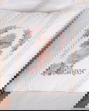 Perna decorativa nostalgica cu un medalion cu o doamna