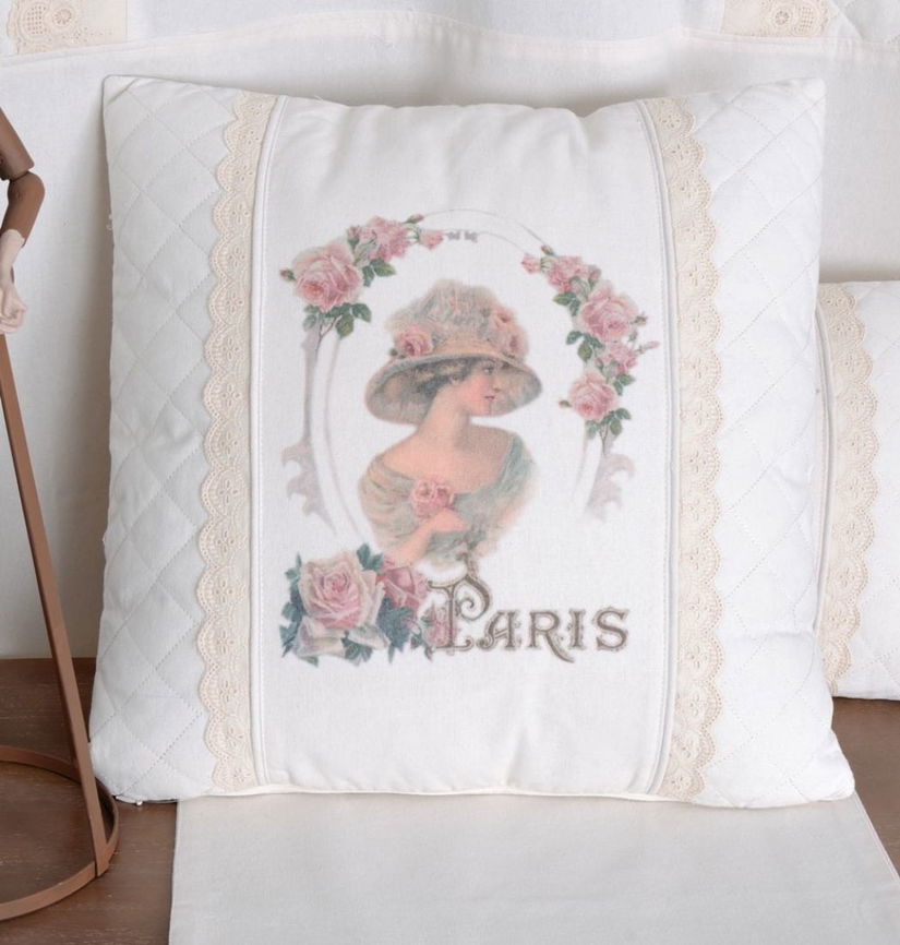 Perna decorativa nostalgica cu un medalion cu o doamna