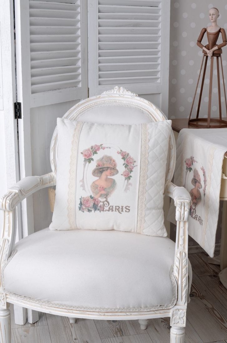 Perna decorativa nostalgica cu un medalion cu o doamna