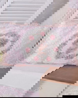 Perna decorativa nostalgica cu un medalion cu o doamna