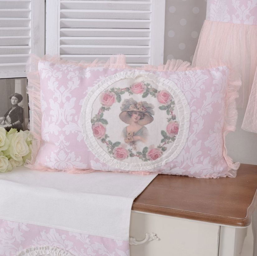 Perna decorativa nostalgica cu un medalion cu o doamna