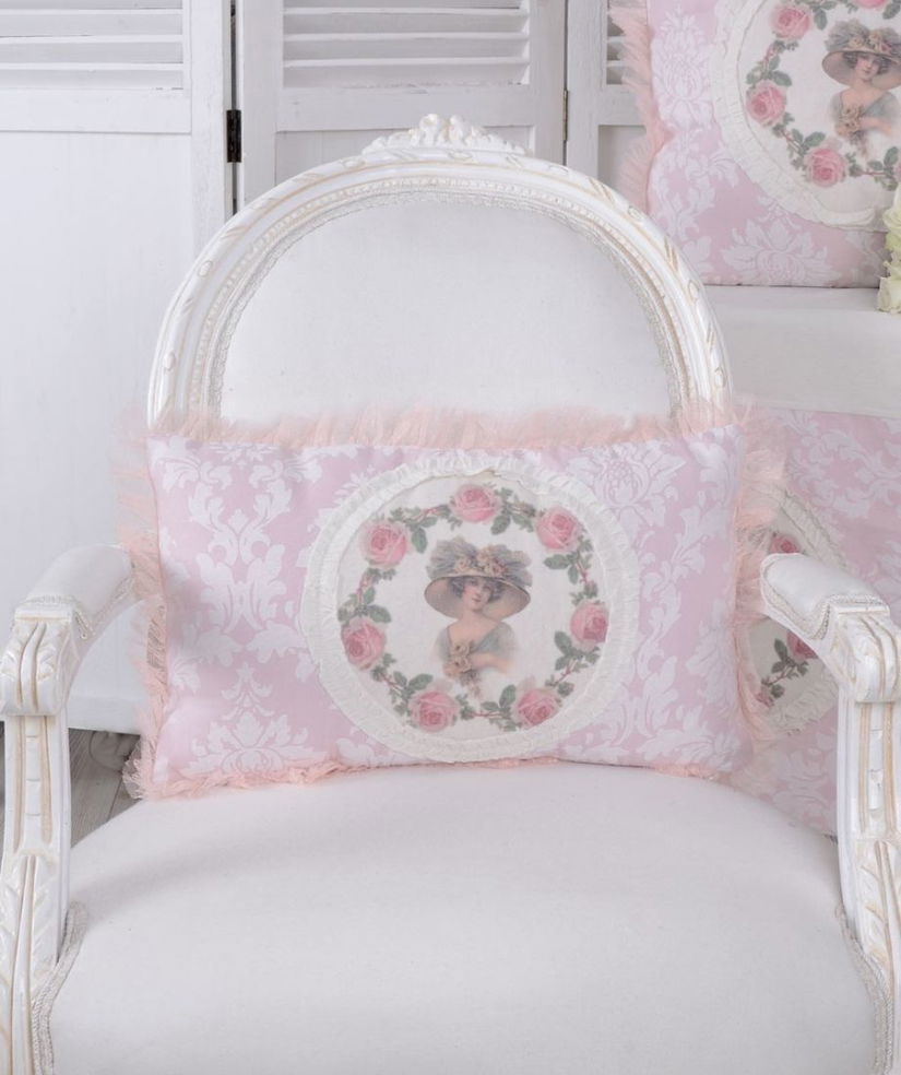 Perna decorativa nostalgica cu un medalion cu o doamna